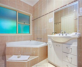 The Acreage Luxury B&B And Guesthouse - Mackay Tourism 2