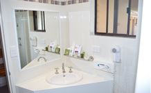 Hilltops Retreat Motor Inn - Young - Mackay Tourism 0