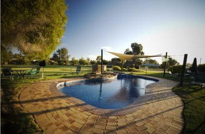 Howlong Country Golf Club Motel - Mackay Tourism 0
