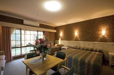 Howlong Country Golf Club Motel - Mackay Tourism 1