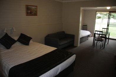 Snowy Mountains Motel - Mackay Tourism 0