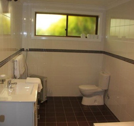 Snowy Mountains Motel - Mackay Tourism 5