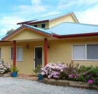 Whitby on Wallis Lakefront Cottage - Mackay Tourism