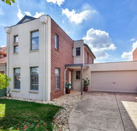 Phoenix House - Ballarat Townhouses - Mackay Tourism