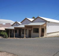 Carmines Antiques and Accommodation