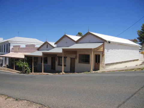 Carmines Antiques And Accommodation - Mackay Tourism 0