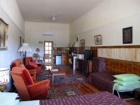 Carmines Antiques And Accommodation - Mackay Tourism 1