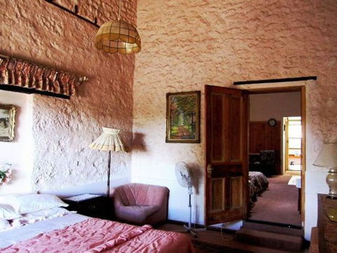 Carmines Antiques And Accommodation - Mackay Tourism 2