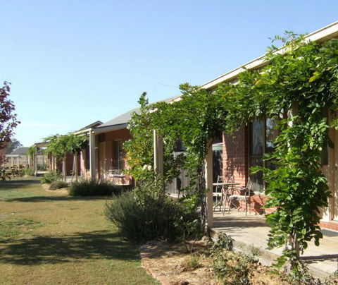 Overflow Cottages - Mackay Tourism 0