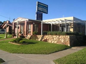 Golden Chain Murray River Motel - Mackay Tourism 0