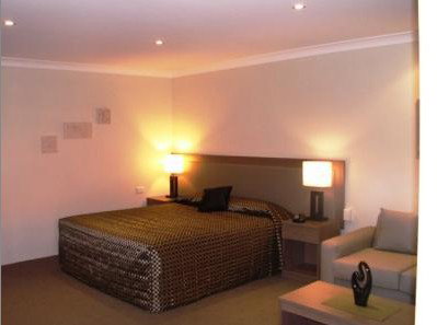 Parkes Int Motor Inn - Mackay Tourism 1