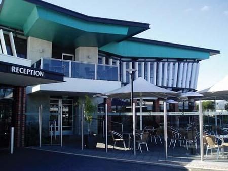 Highlander Hotel Bar Kitchen Rooftop - Mackay Tourism 0