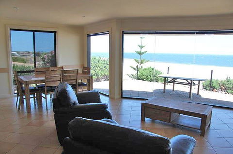 Cliff House Beachfront Villas - Mackay Tourism 1