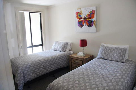 Cliff House Beachfront Villas - Mackay Tourism 3