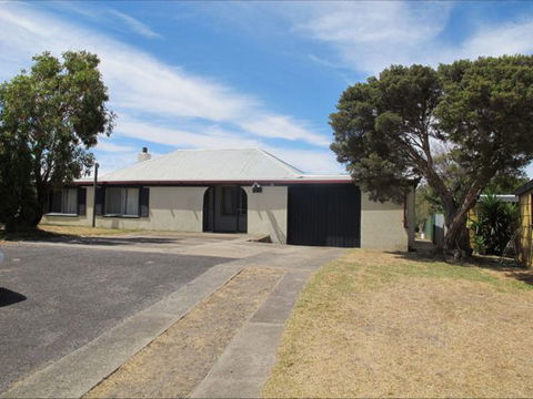 Carthew Street Holiday Home - Mackay Tourism 0