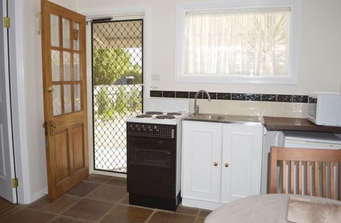Almond Tree Cottage - Mackay Tourism 2