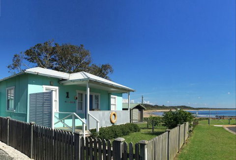 Aurora Beachfront Cottage - Mackay Tourism 0