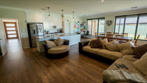 Barossa Family Holiday Home - Mackay Tourism 8
