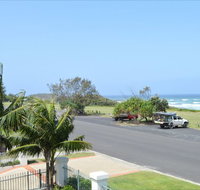 Breakers 1 / 5 at Yamba - Mackay Tourism