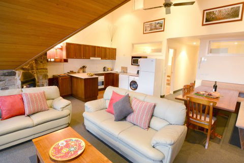Falls Creek Country Club - Mackay Tourism 3