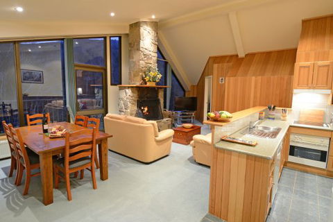 Falls Creek Country Club - Mackay Tourism 5