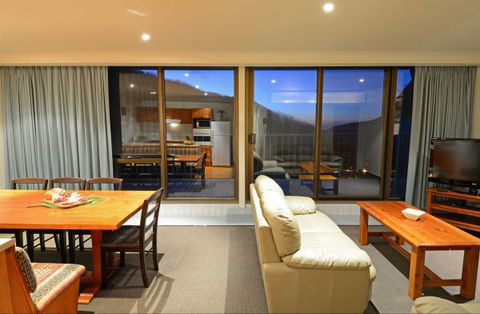 Falls Creek Country Club - Mackay Tourism 6