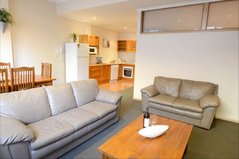 Falls Creek Country Club - Mackay Tourism 9