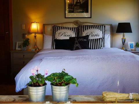 La Perrie Chalet Bed And Breakfast - Mackay Tourism 0