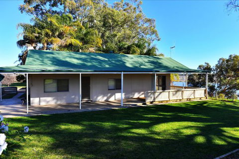 Mundic Waterfront Cottages - Mackay Tourism 1