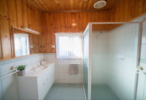 Mundic Waterfront Cottages - Mackay Tourism 9