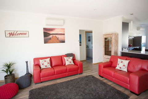 RED FIN Part Of BLUE FIN HOLIDAY HOMES - Mackay Tourism 0