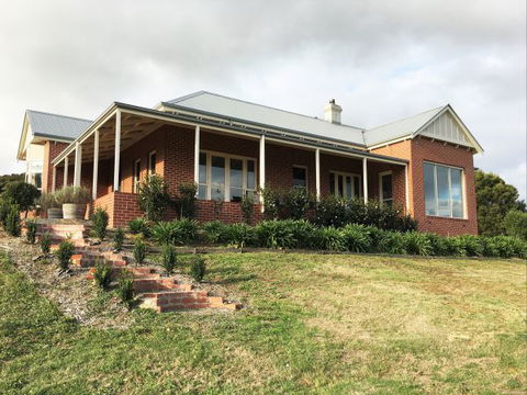Shearer's Hill - Luxury Farm Stay - Mackay Tourism 0