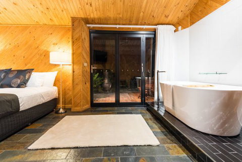 Waterfall Springs Retreat And Wildlife Sanctuary - Mackay Tourism 5