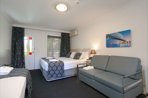 Central Railway Hotel - Mackay Tourism 1