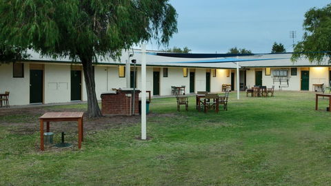 Anglers Inn - Mackay Tourism 1