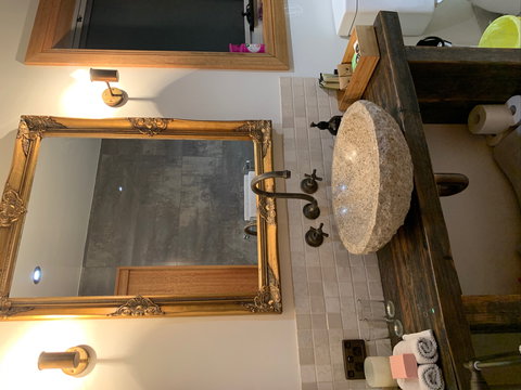 Mannaburne Cabin - Mackay Tourism 4