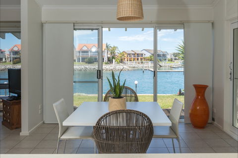 Bay Room Getaway - Mackay Tourism 0