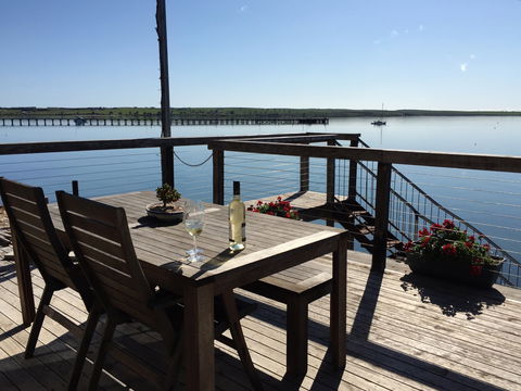 Doi's Ocean Front Apartment - Mackay Tourism 1