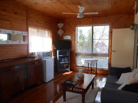 Frangi Breezes Bed And Breakfast - Mackay Tourism 1