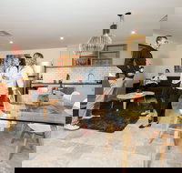 Howlong Country Golf Club Motel - Mackay Tourism