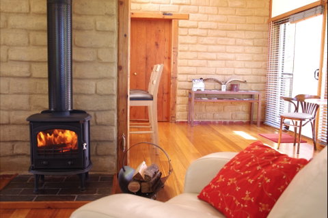 Lyrebird Cottages - Mackay Tourism 0