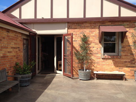 Pierrepoint Wines Bed & Breakfast - Mackay Tourism 5