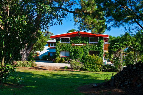 Alpenhorn Holiday Units - Mackay Tourism 0