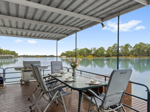 Boats And Bedzzz - The Murray Dream Self-contained Moored Houseboat - Mackay Tourism 0