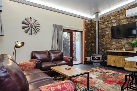 Eagle Foundry Bed & Breakfast - Mackay Tourism 0