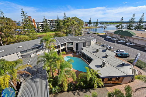 Palm Court Motor Inn - Mackay Tourism 0