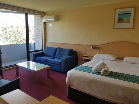 Palm Court Motor Inn - Mackay Tourism 1