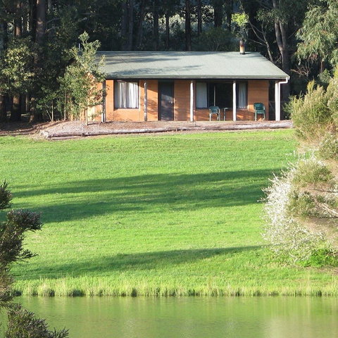 Pemberton Lake View Chalets - Mackay Tourism 0