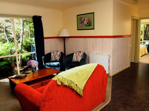 Crays Accommodation - The Esplanade - Mackay Tourism 0