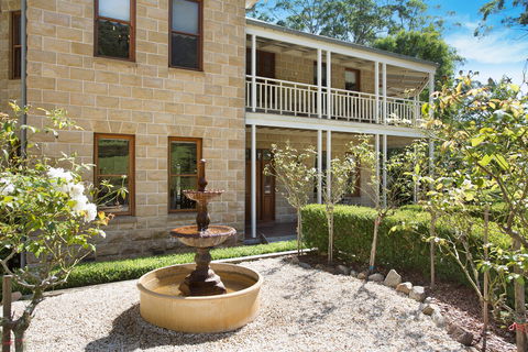 Le Chateau - Mackay Tourism 0